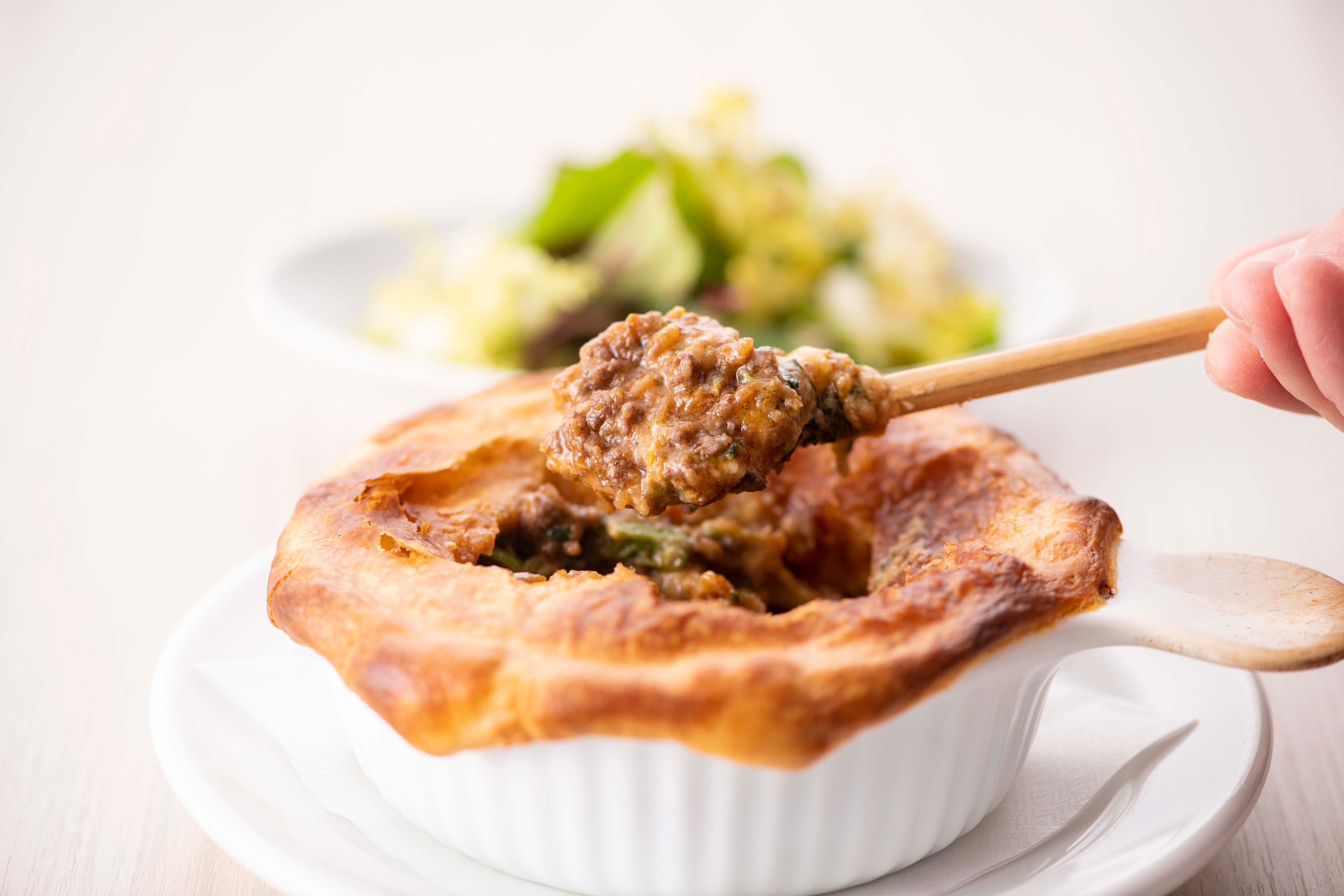 「ビーフミートパイ with ミニサラダ」