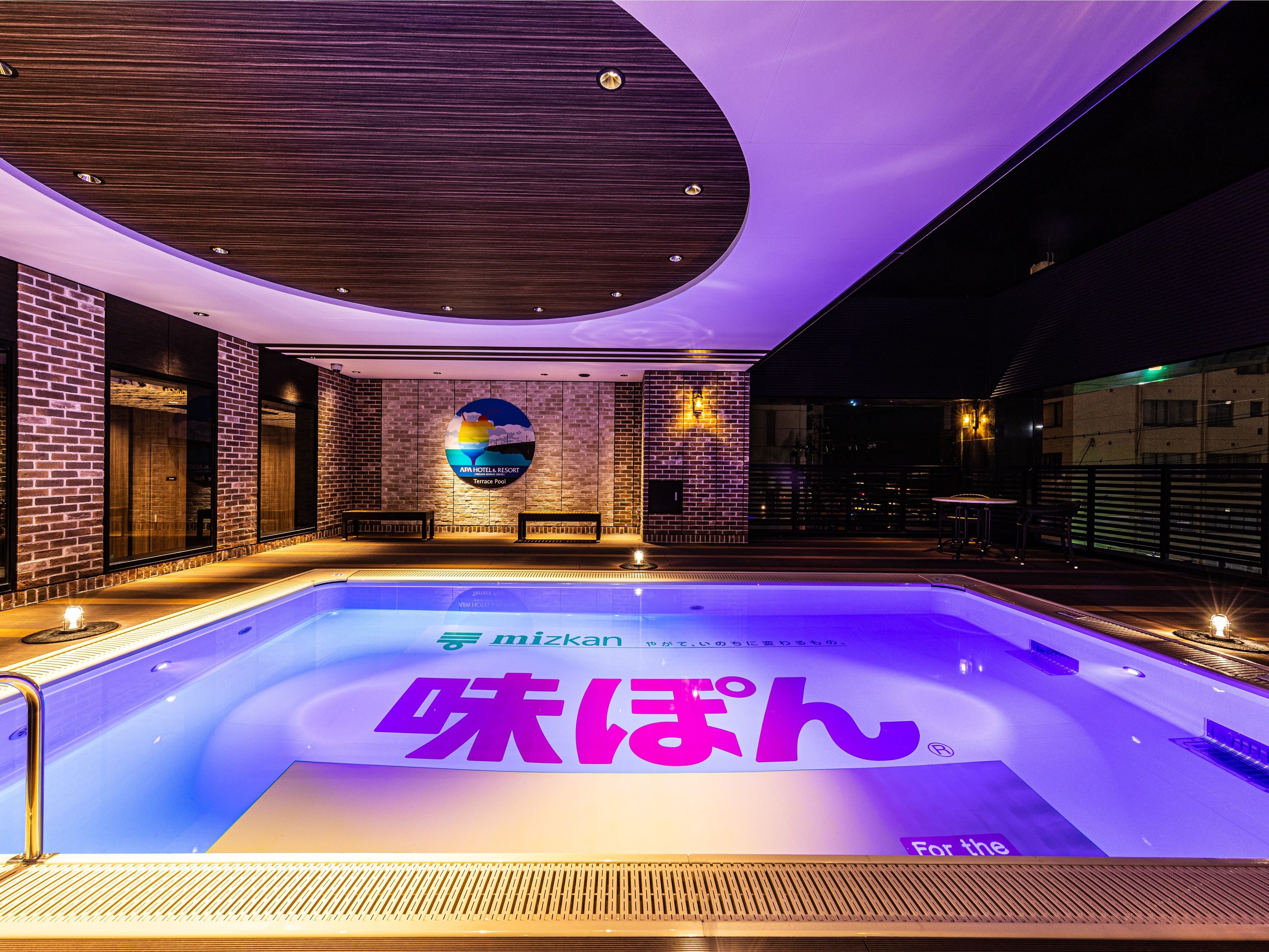 アパホテル＆リゾート〈新潟駅前大通〉屋外プール「味ぽん🄬プール」