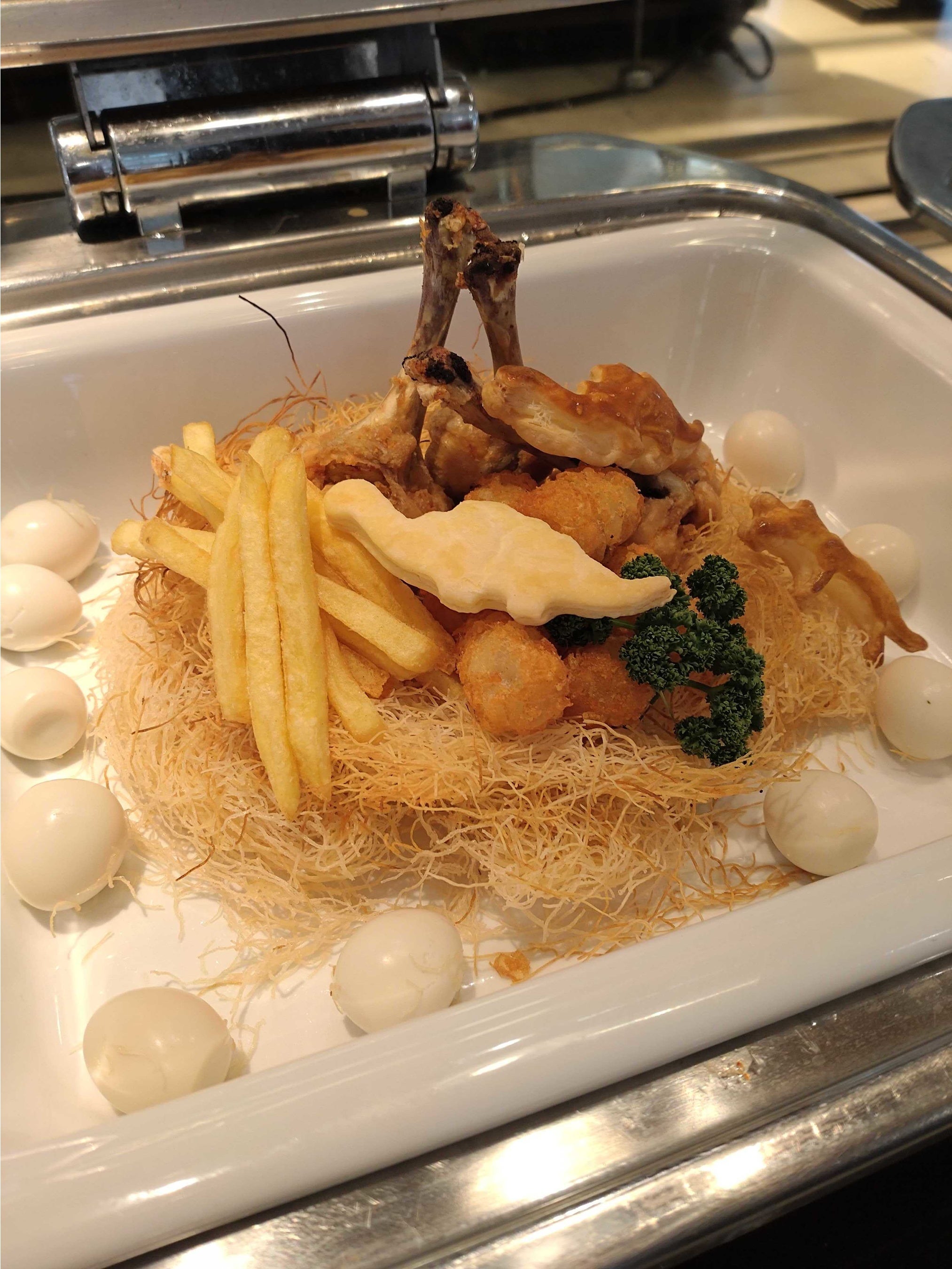 恐竜の卵の巣にフライ盛り合わせ