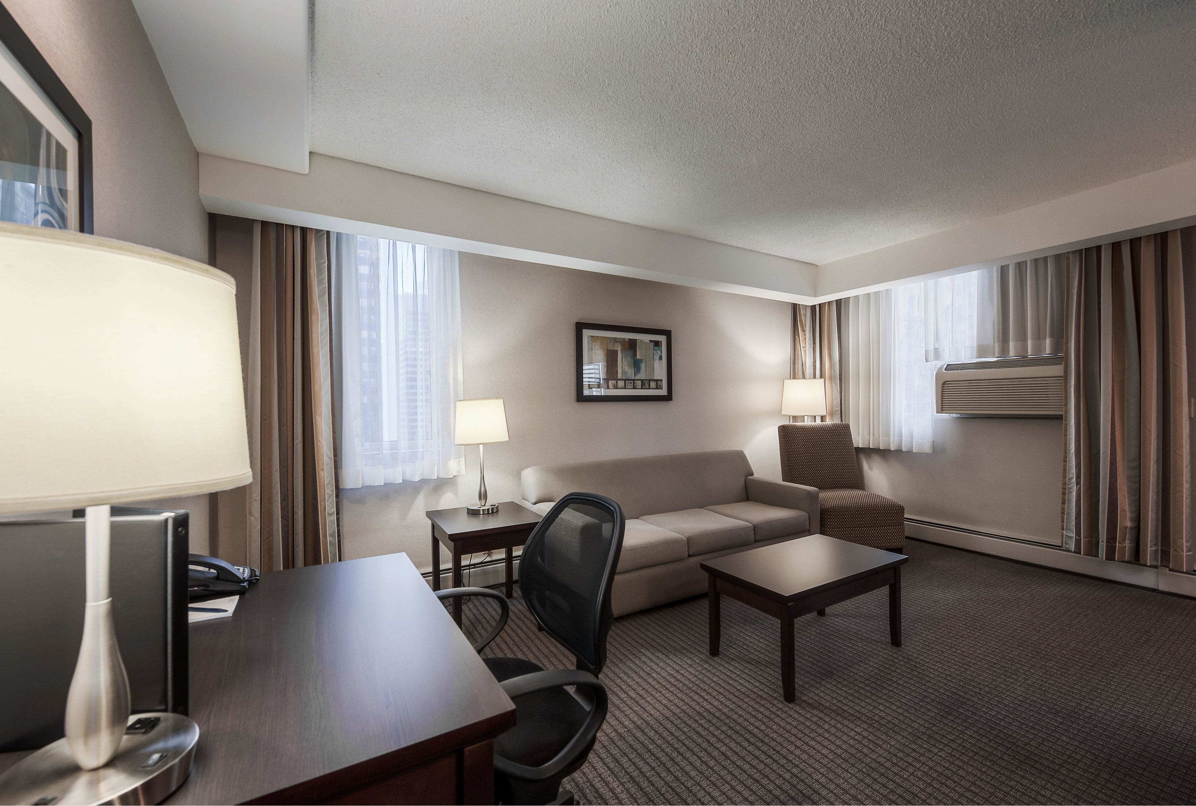 COAST calgary downtown hotel & suites by APA　客室・シーティングエリア