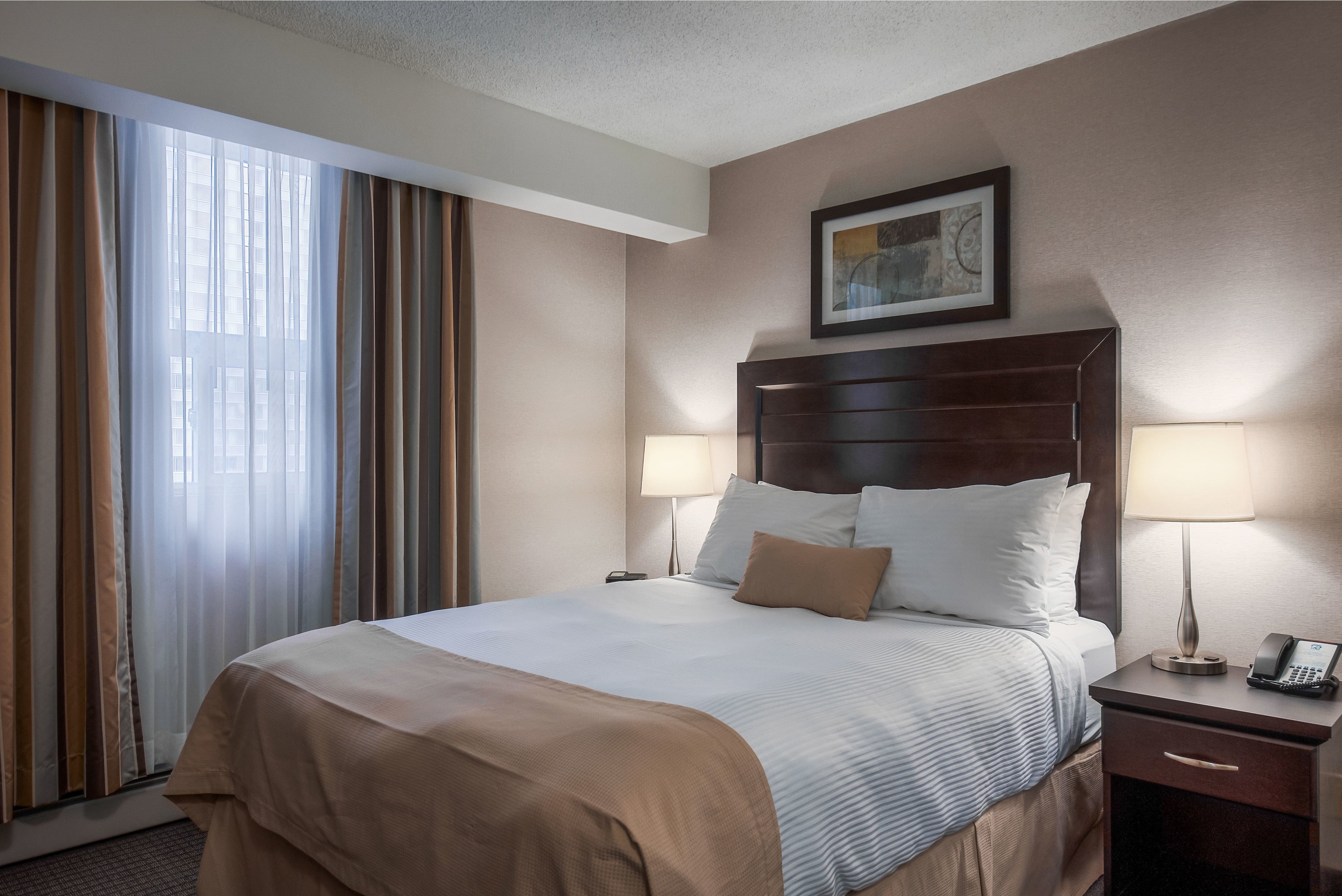 COAST calgary downtown hotel & suites by APA　客室・ベッドルームエリア