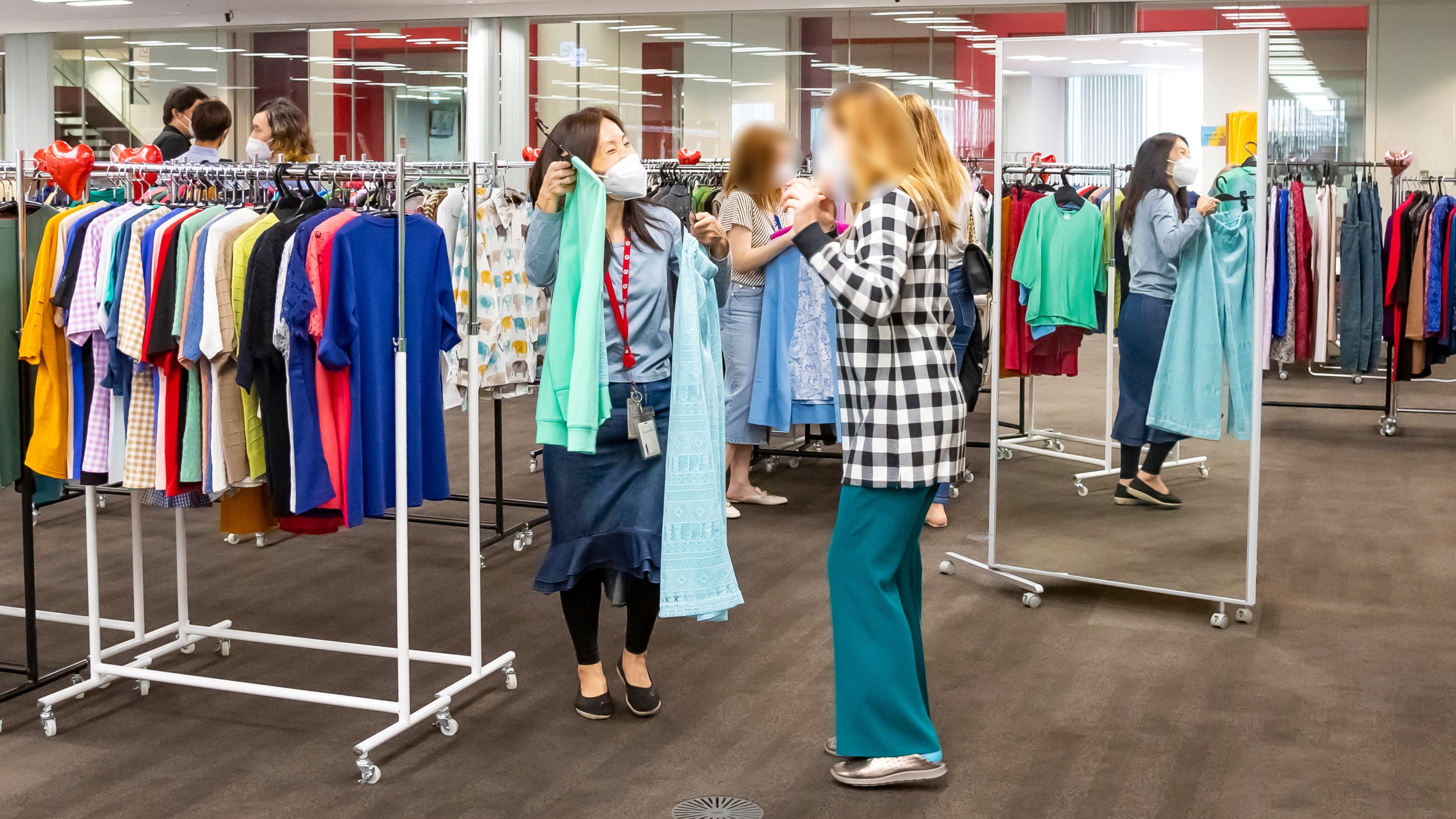 当社社員が避難民にアパレルを紹介する様子