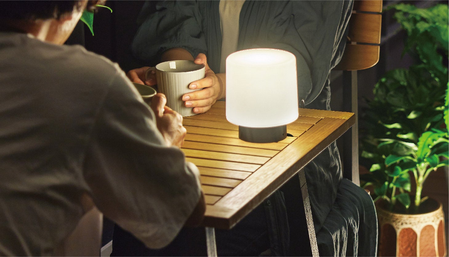 『語らいのひかり』使い方：テーブルライトとして