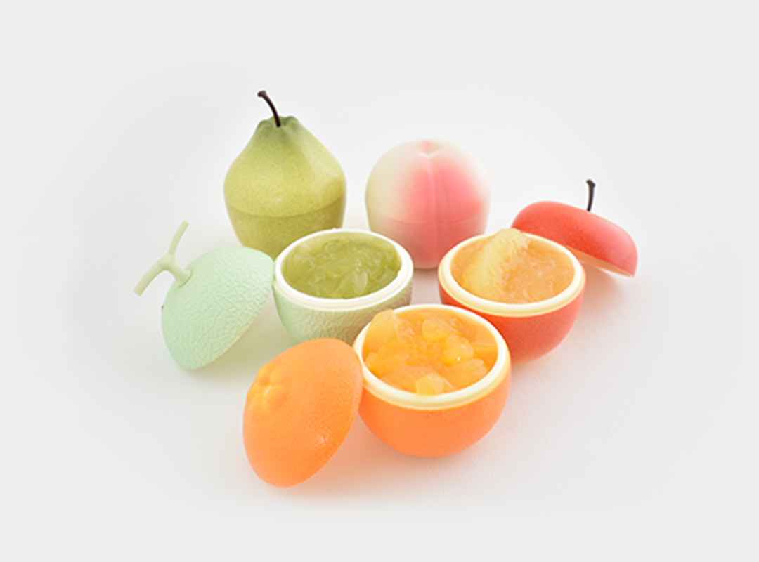 中央下から時計まわりに愛媛いよかん、メロン、山形ラ・フランス、清水白桃、フジりんご