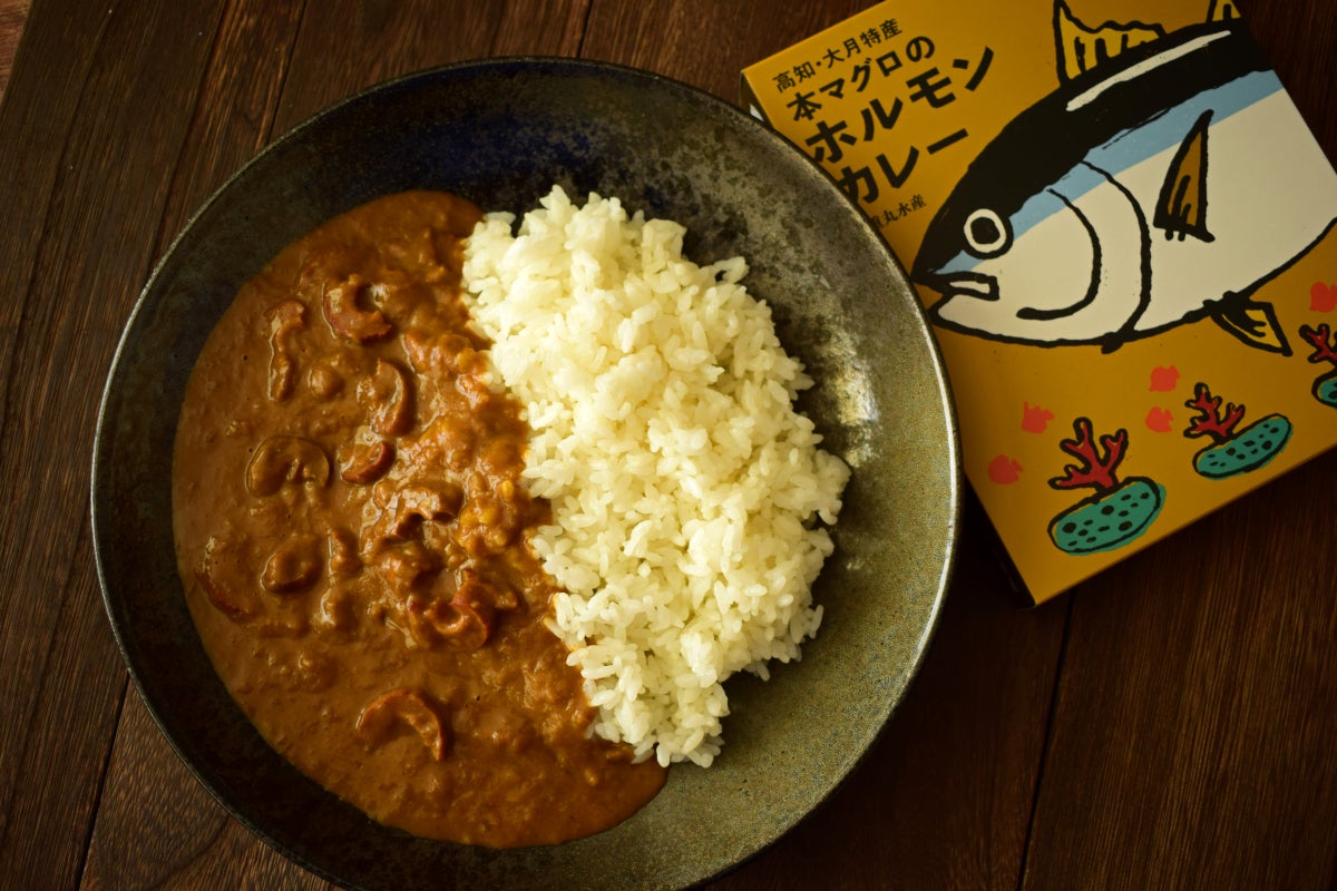 本マグロのホルモンカレー パッケージ・盛り付け例