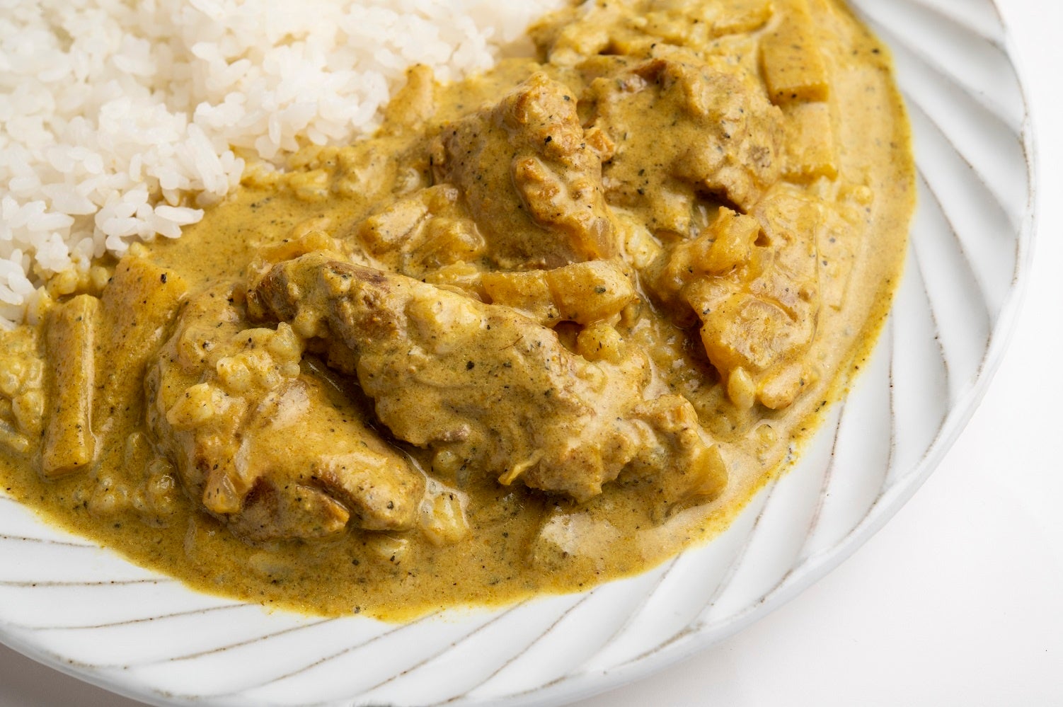 国産豚バラ先軟骨と国産たけのこの黄色のポークカレー 盛り付け例