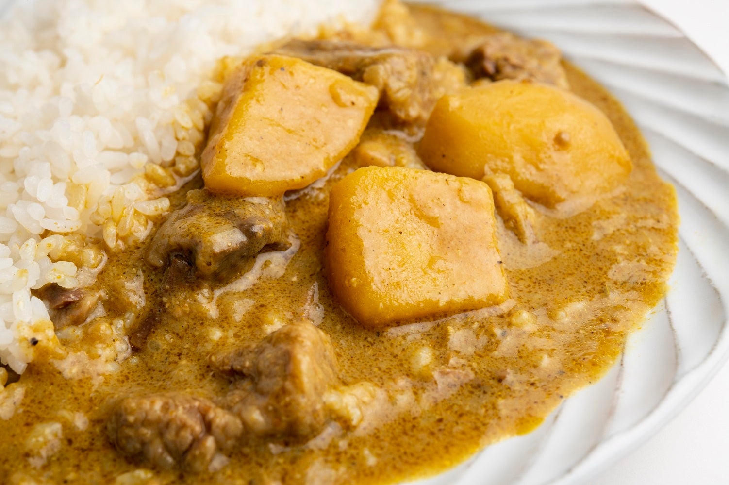 東京和牛とインカのめざめを使った金のビーフカレー 盛り付け例