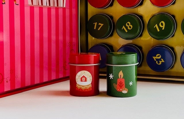 数字が入った丸缶の中にはミルクチョコかキャンディが入っています。