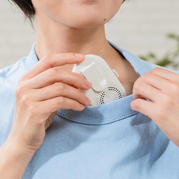 ＜洋服の襟元にクリップで取り付けて服の内側に直接風を送れる＞