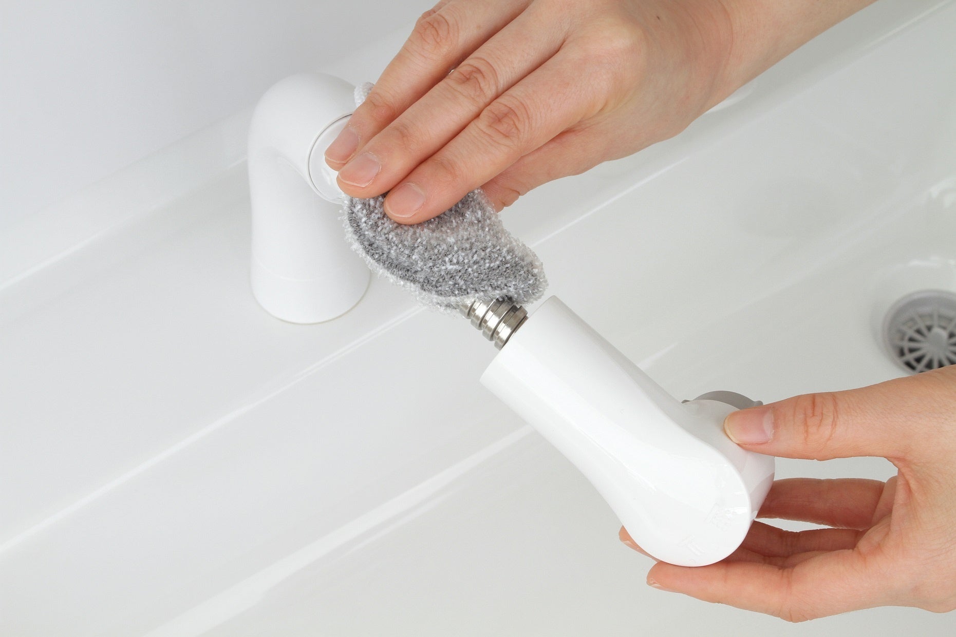 洗面台洗いタワシ 使用シーン