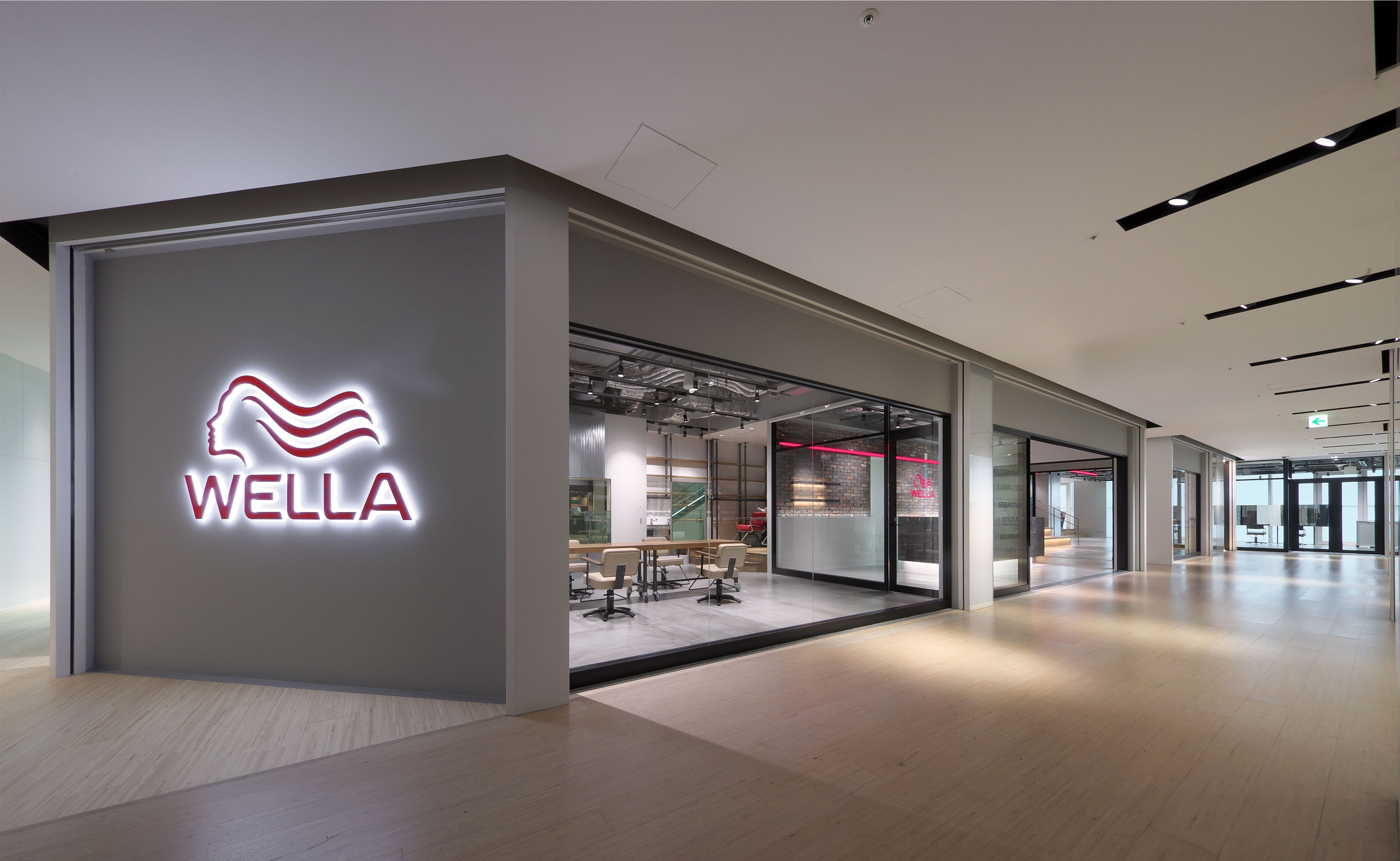 〈ウエラスタジオ大阪〉