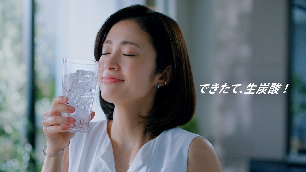 友人の到着を待ちきれず、フライング生炭酸を楽しむ上戸さんに