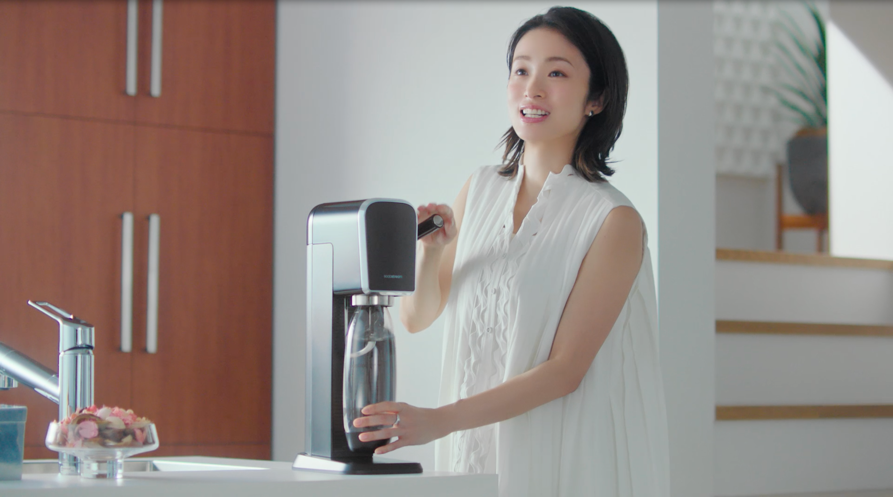 飲みたい瞬間、好きなだけ！出来立て炭酸水を振る舞う上戸さんに注目