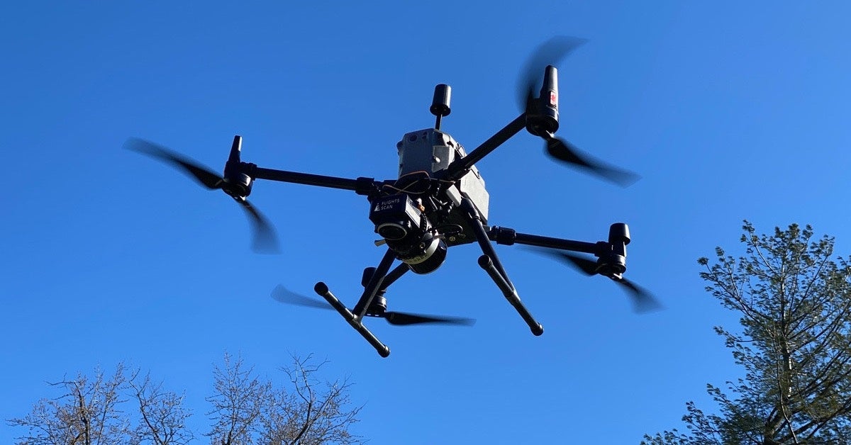 Matrice 300 RTKにFLIGHTS SCAN®︎を搭載し飛行する様子