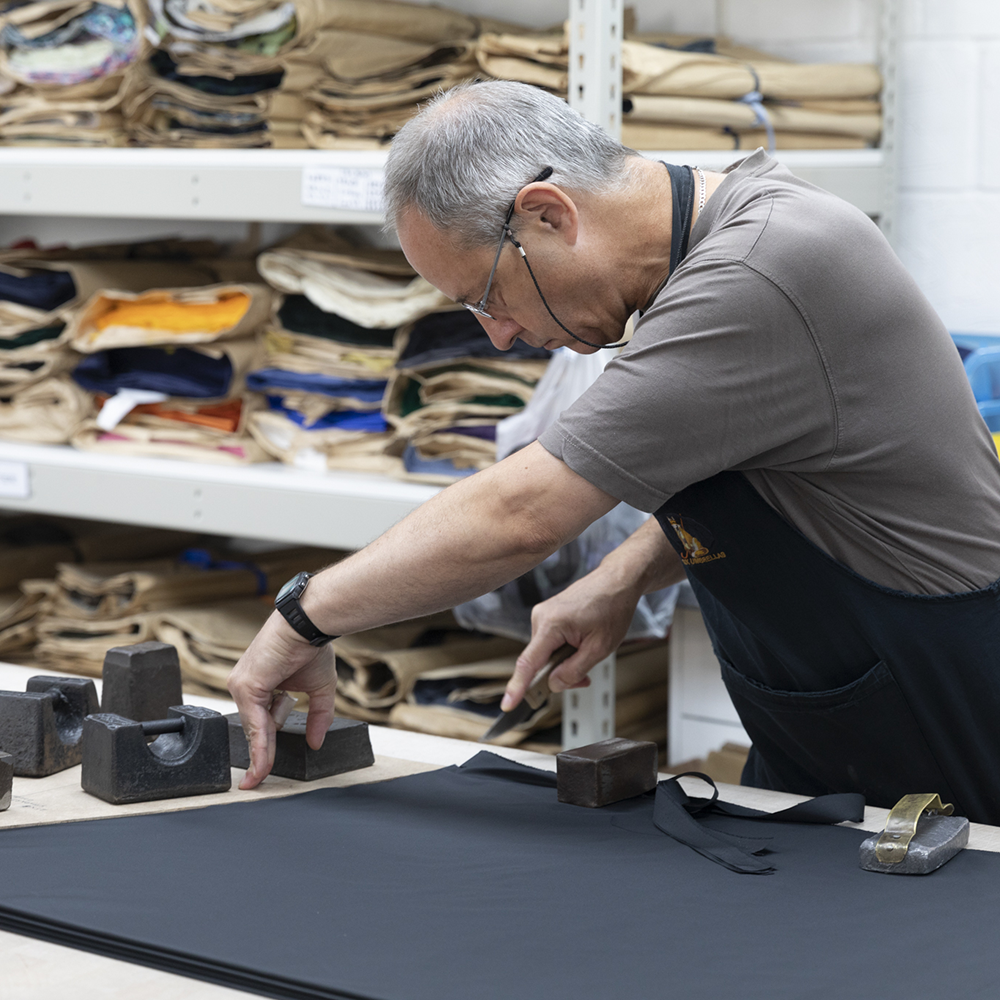 職人による生地裁断