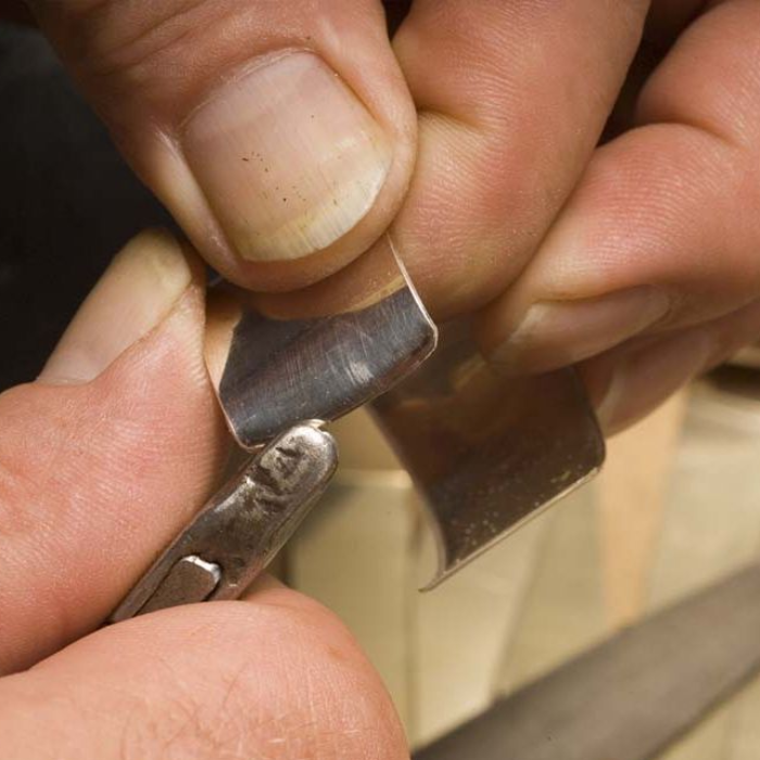 職人による金属加工