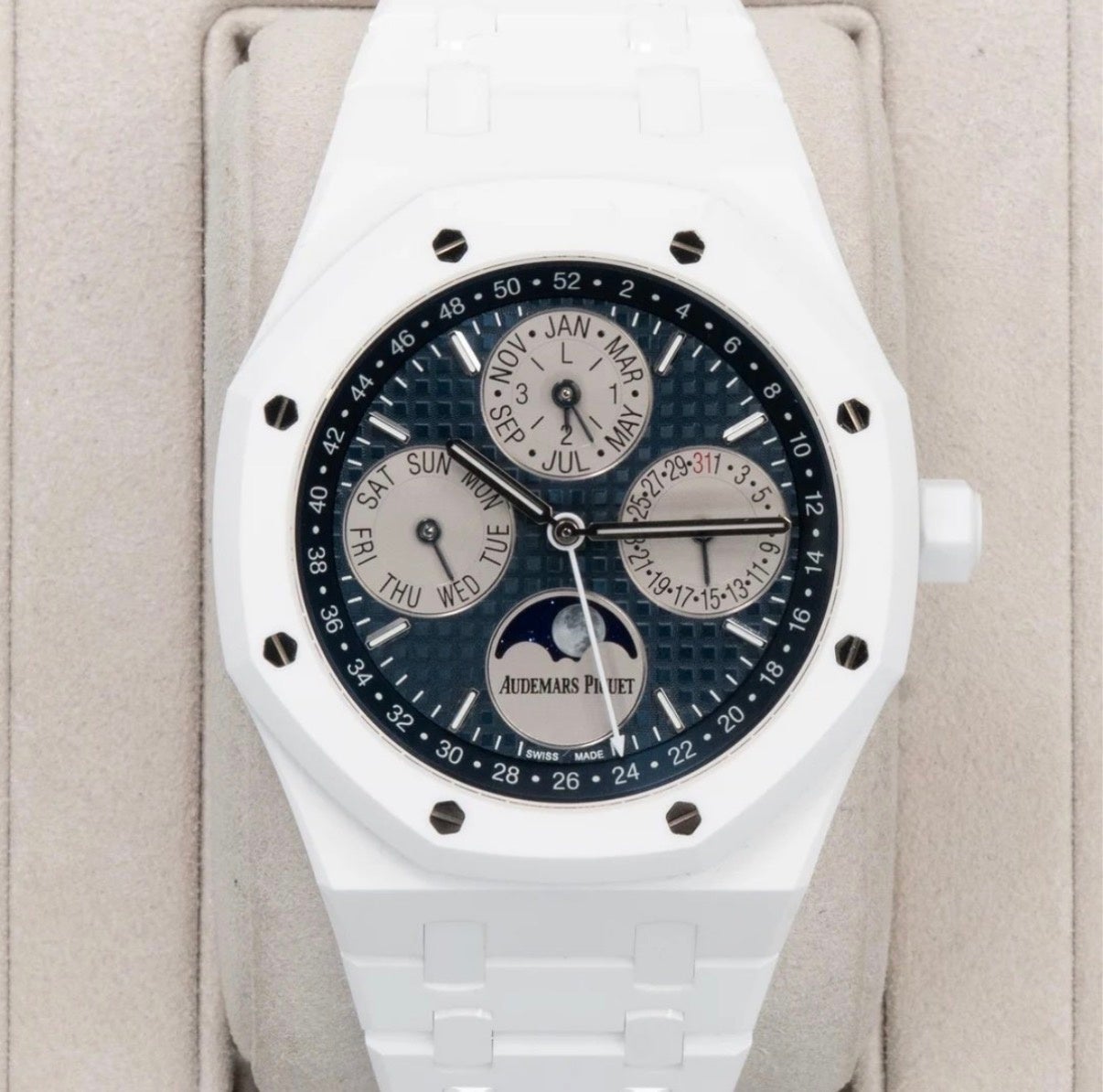 【幻の”白いロイヤルオーク”、生産終了済みのブティック限定QP】 オーデマ ピゲ ロイヤルオーク パーペチュアルカレンダー ホワイトセラミック(Ref.26579CB)を買取・入荷