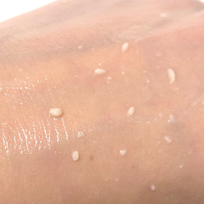 マッサージするとポロポロ出現！汚れを絡めとる