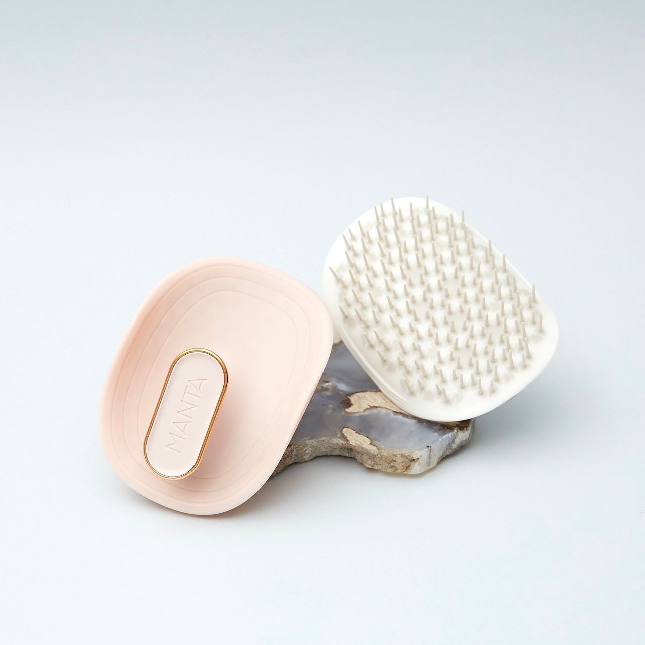 「MANTA」ヘアブラシ オリジナル ピンク／ホワイト　6,050円(税込)