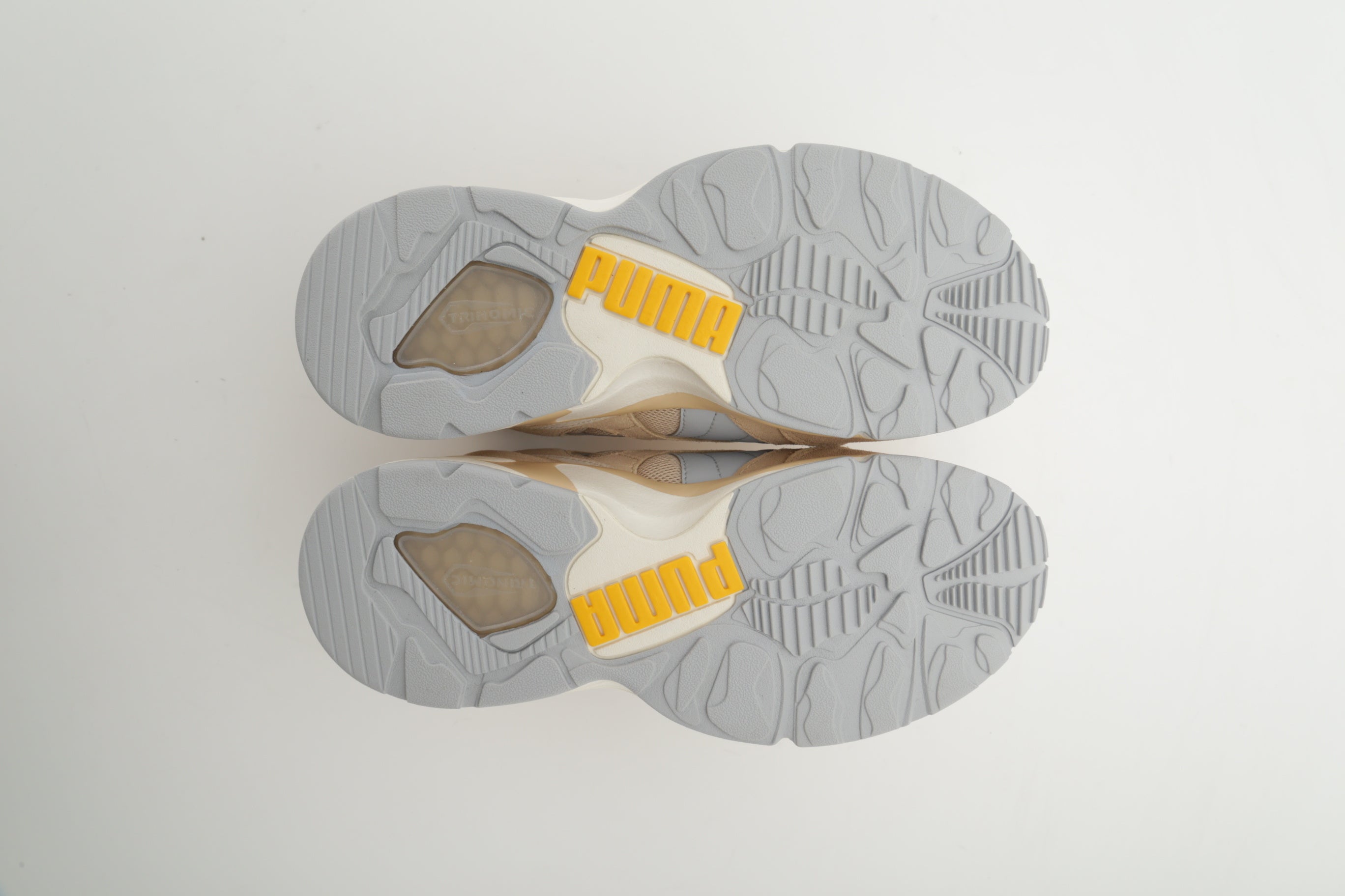 アウトソールのオレンジがポイント