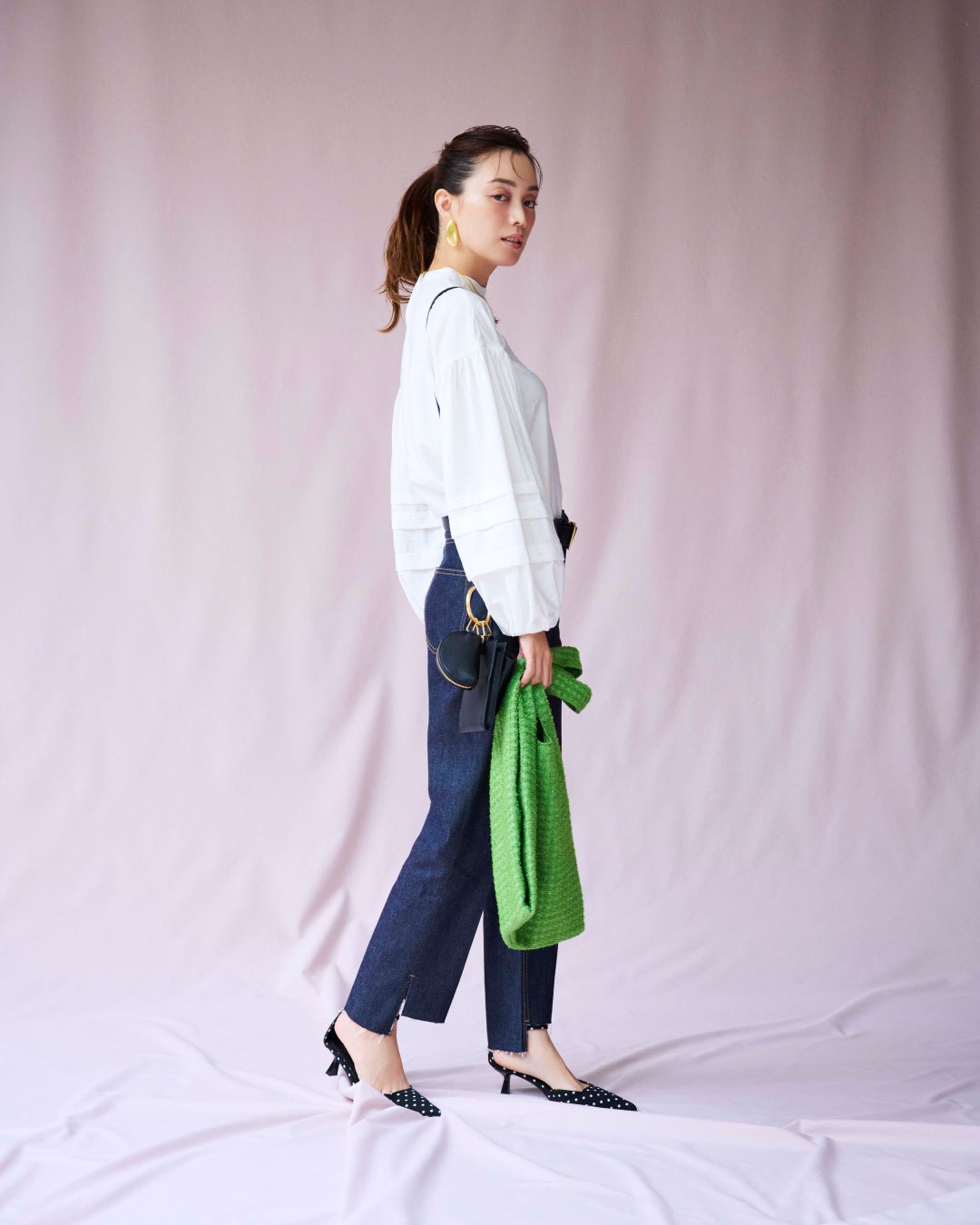 ブラウスのみ着用の着回しコーディネートもご紹介