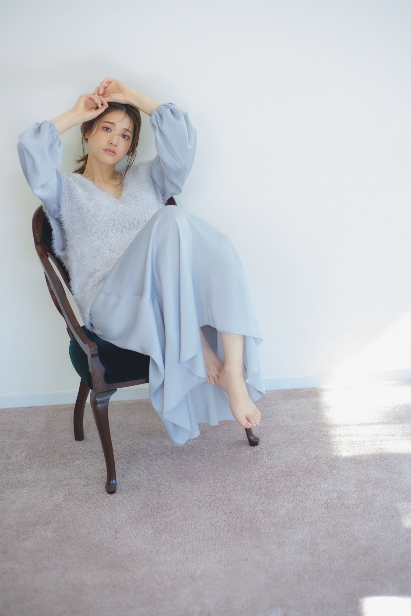 バイカラーサテンロングワンピース SAX・シャギーニットベストLAV