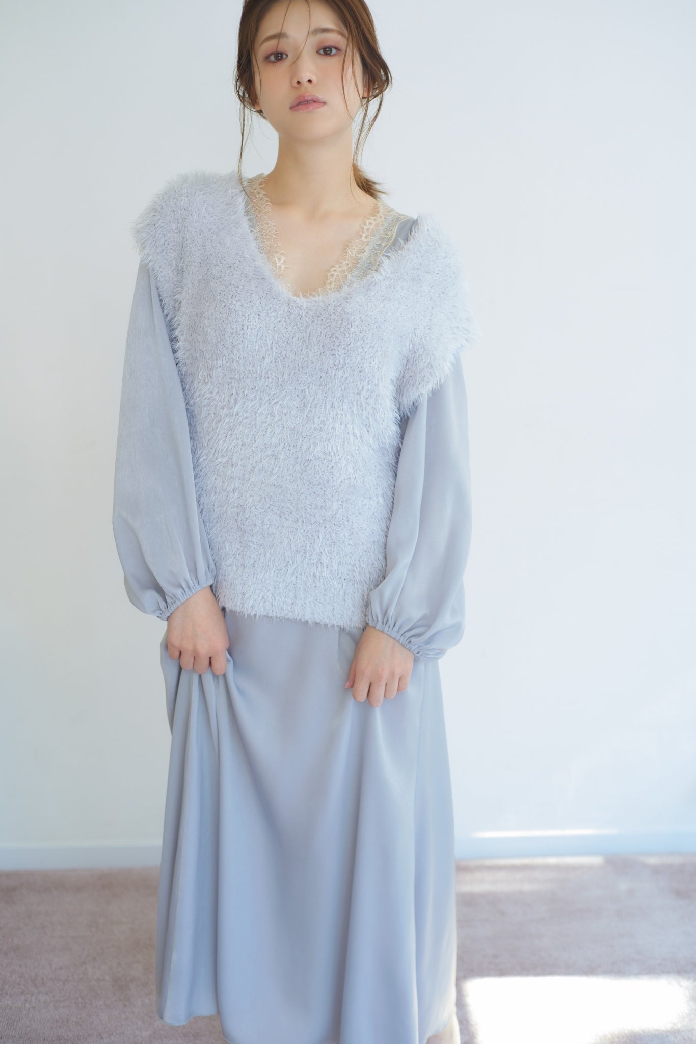 スナイデル ホーム〉モデルの松村沙友理が纏う！ステラブルーや