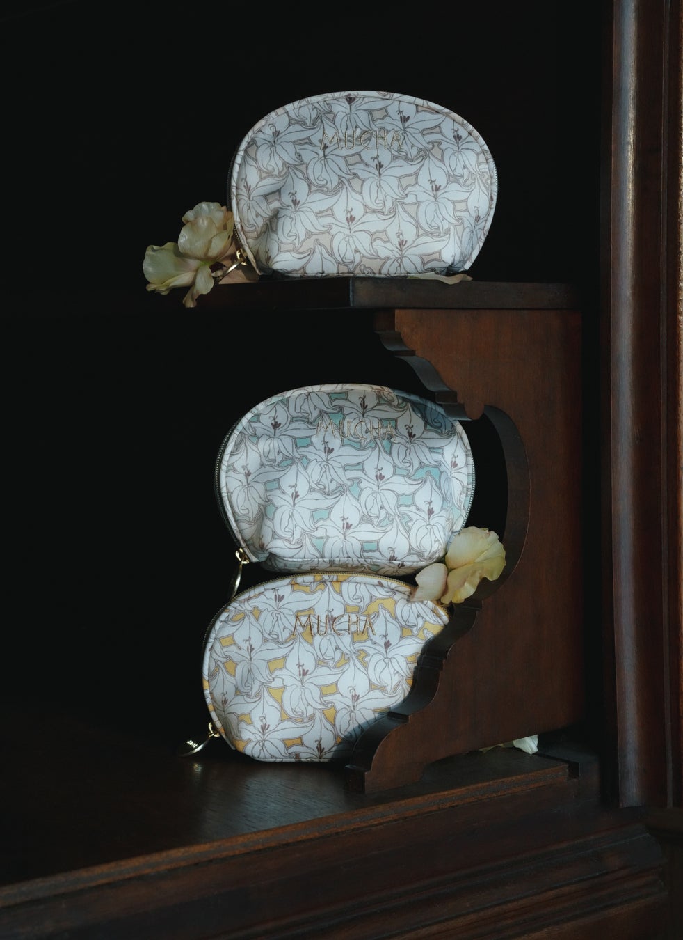 MUCHA(ミュシャ)のリリーモチーフアートコレクションが登場!完売ポーチ新色や日傘も!2024年4月25日発売開始 MUCHA(ミュシャ)のリリーモチーフアートコレクションが登場!完売ポーチ新色や日傘も!2024年4月25日発売開始