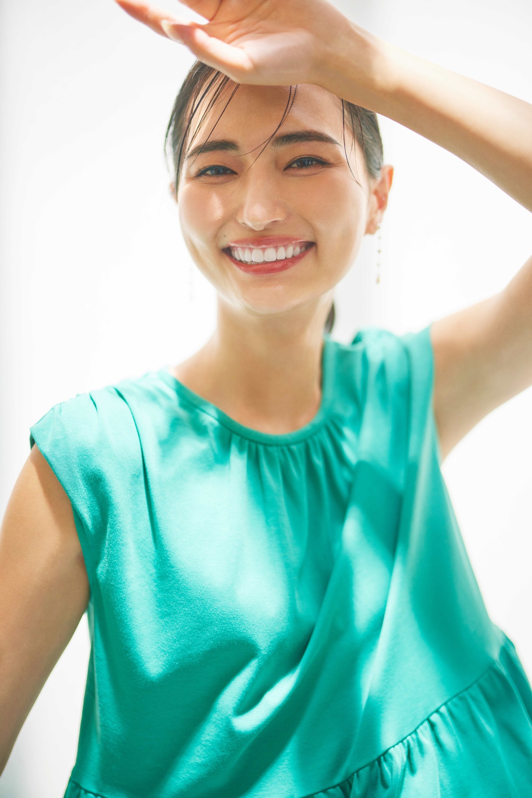 新着【Self Portrait】グリーン メタリック プッシーボウ ドレス CELFORD(セルフォード)】山賀琴子が着こなす”新しい「カットソー