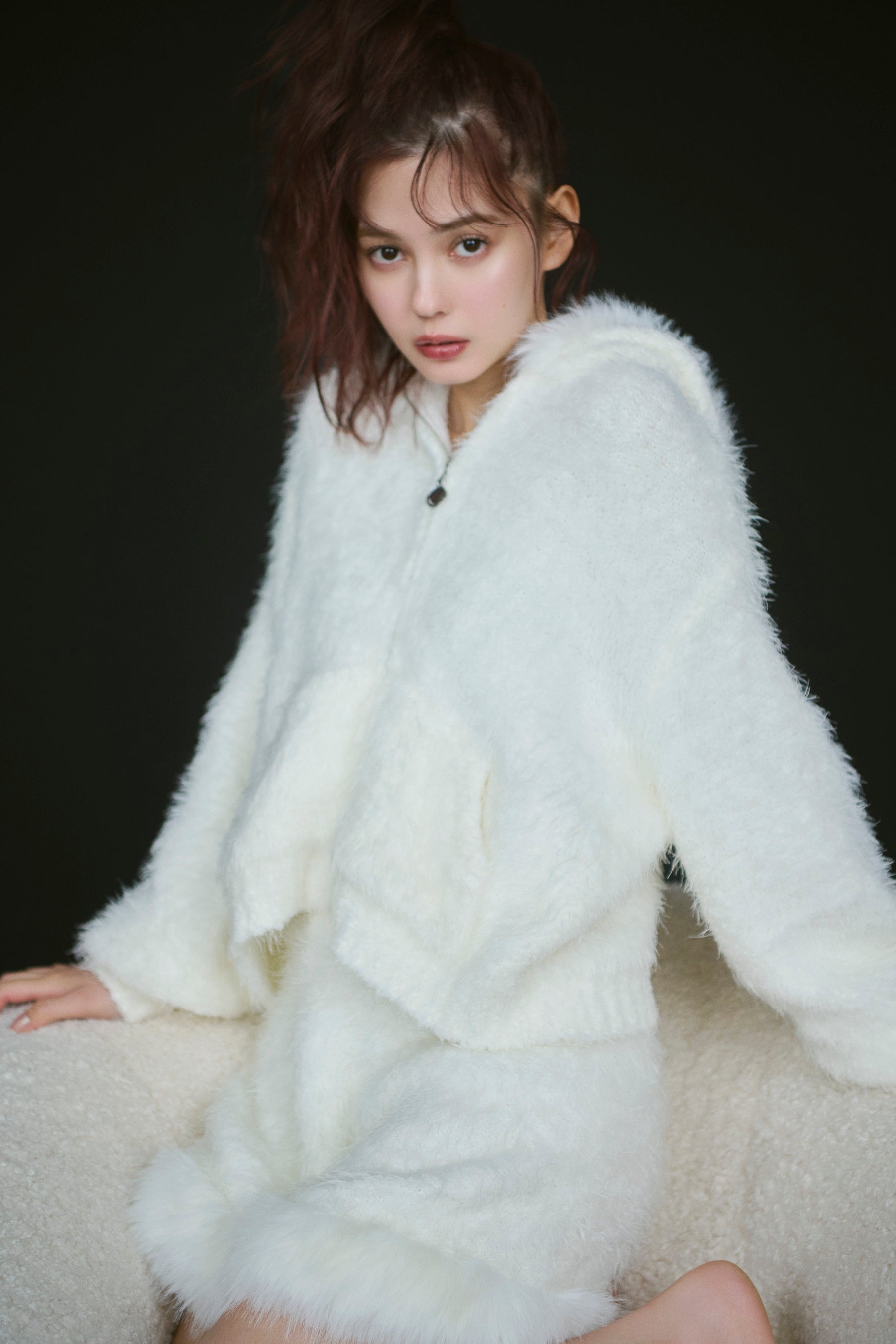 スナイデル ホーム〉村上愛花が着こなす、「CAT」をモチーフに