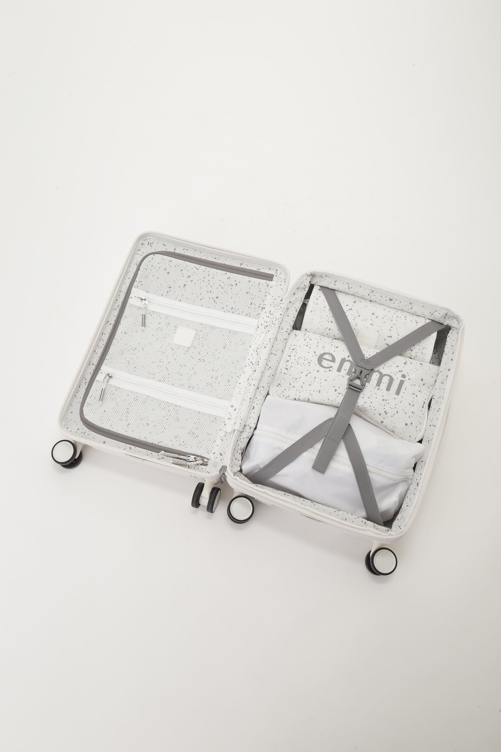 emmi(エミ)】「Samsonite(サムソナイト)」との初コラボレーション