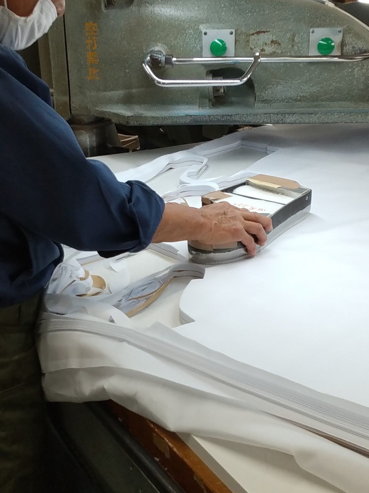 極力無駄が出ないよう位置を調整しながら 1回ごとに金型を置いて抜き取っていく