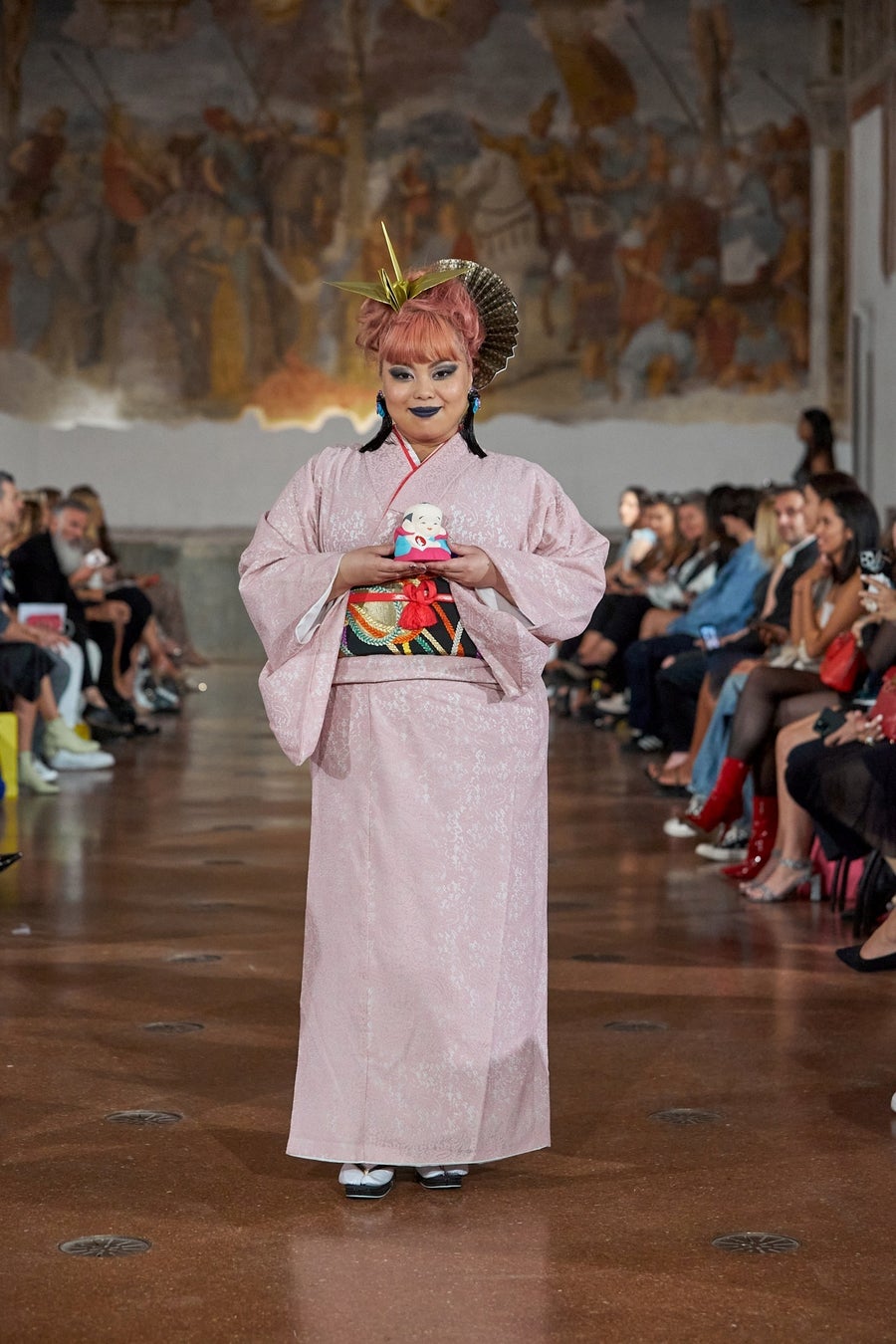 福助のレッグウエアがミラノコレクション2024SSのランウェイに登場