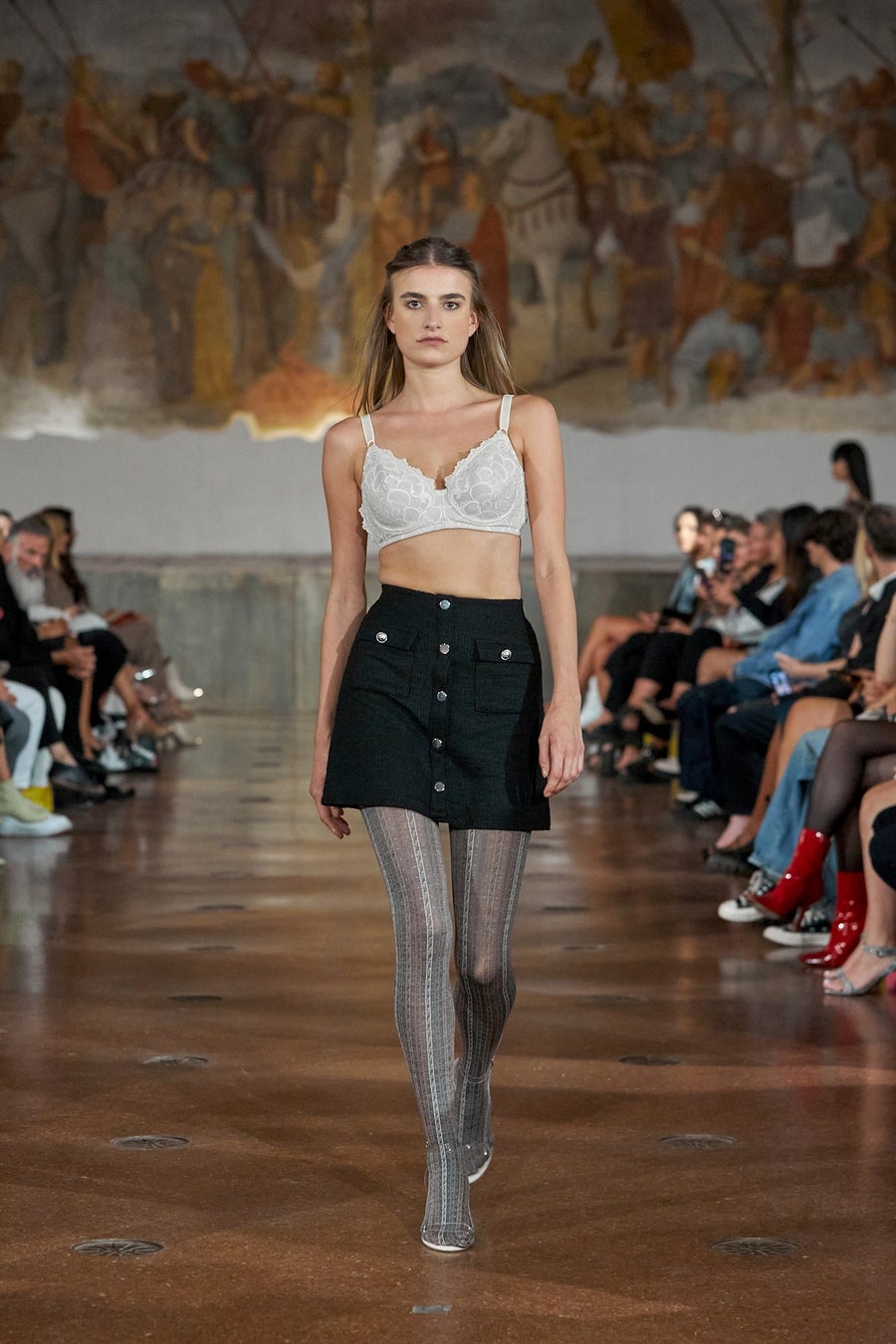 福助のレッグウエアがミラノコレクション2024SSのランウェイに登場