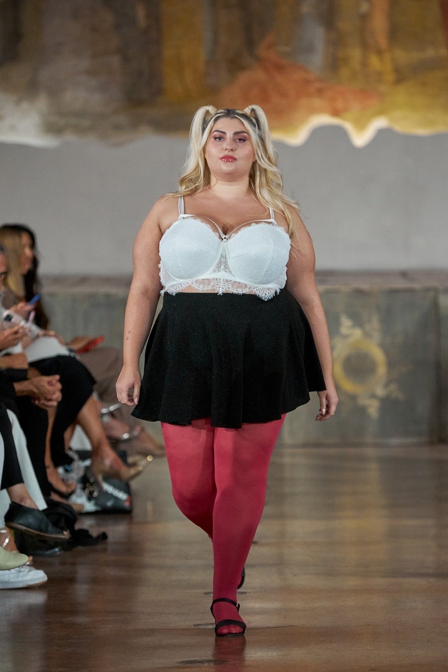 福助のレッグウエアがミラノコレクション2024SSのランウェイに登場