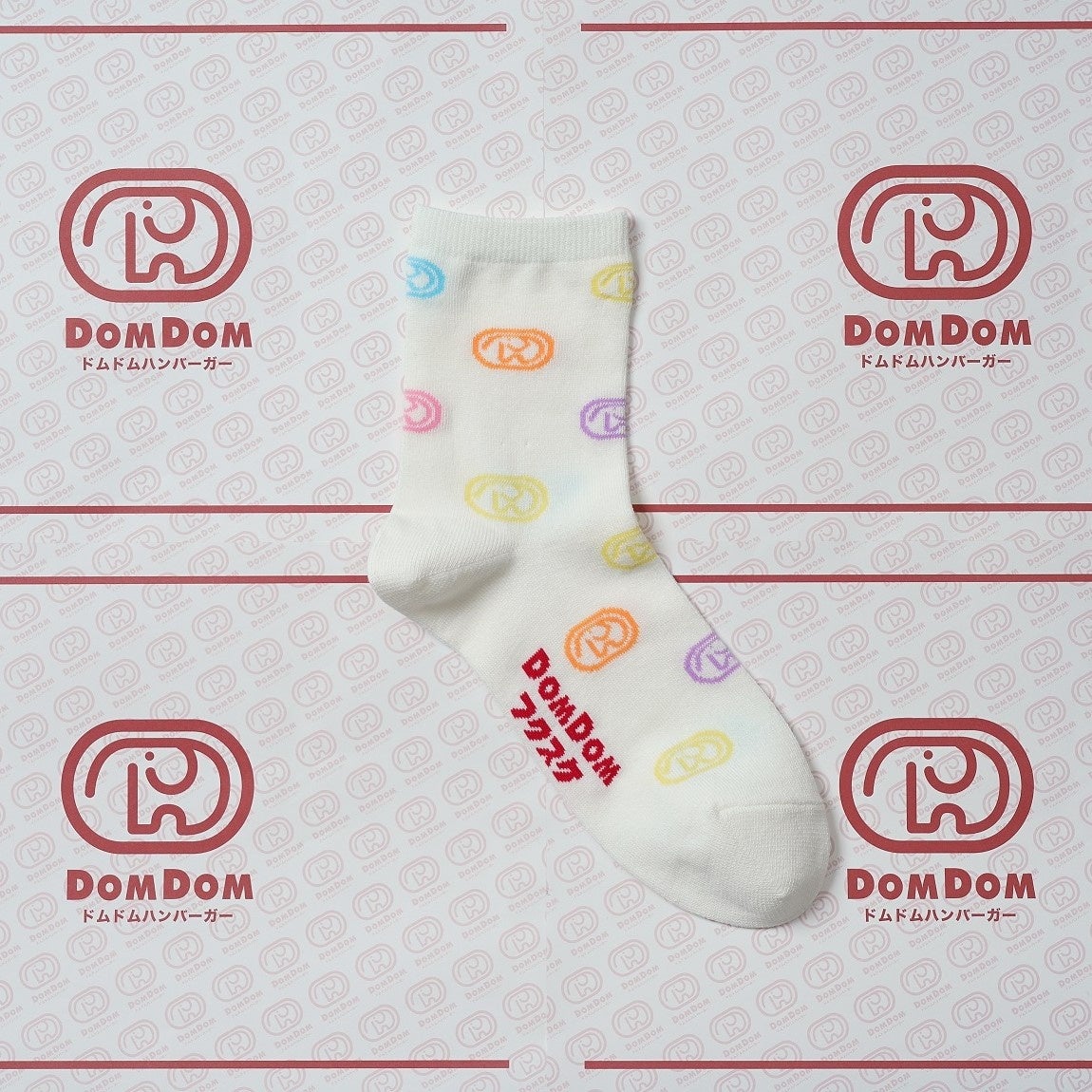 日本初のハンバーガーチェーン「ドムドムハンバーガー」とのコラボソックスを発売