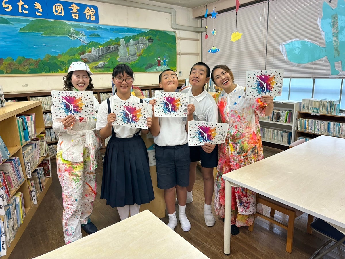 重井小学校にて、6年生と会議後の写真。小川のりこ(左)、歌智美(右)