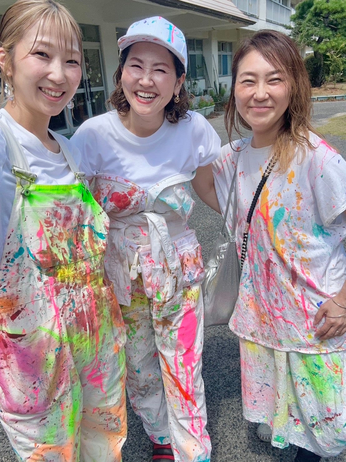 重井中学校にて。開催に向けた事前のご挨拶と、生徒へのインタビューで訪問した際の一枚。羽原真弓(左)、代表・小川のりこ(中央)、Hiro(右)