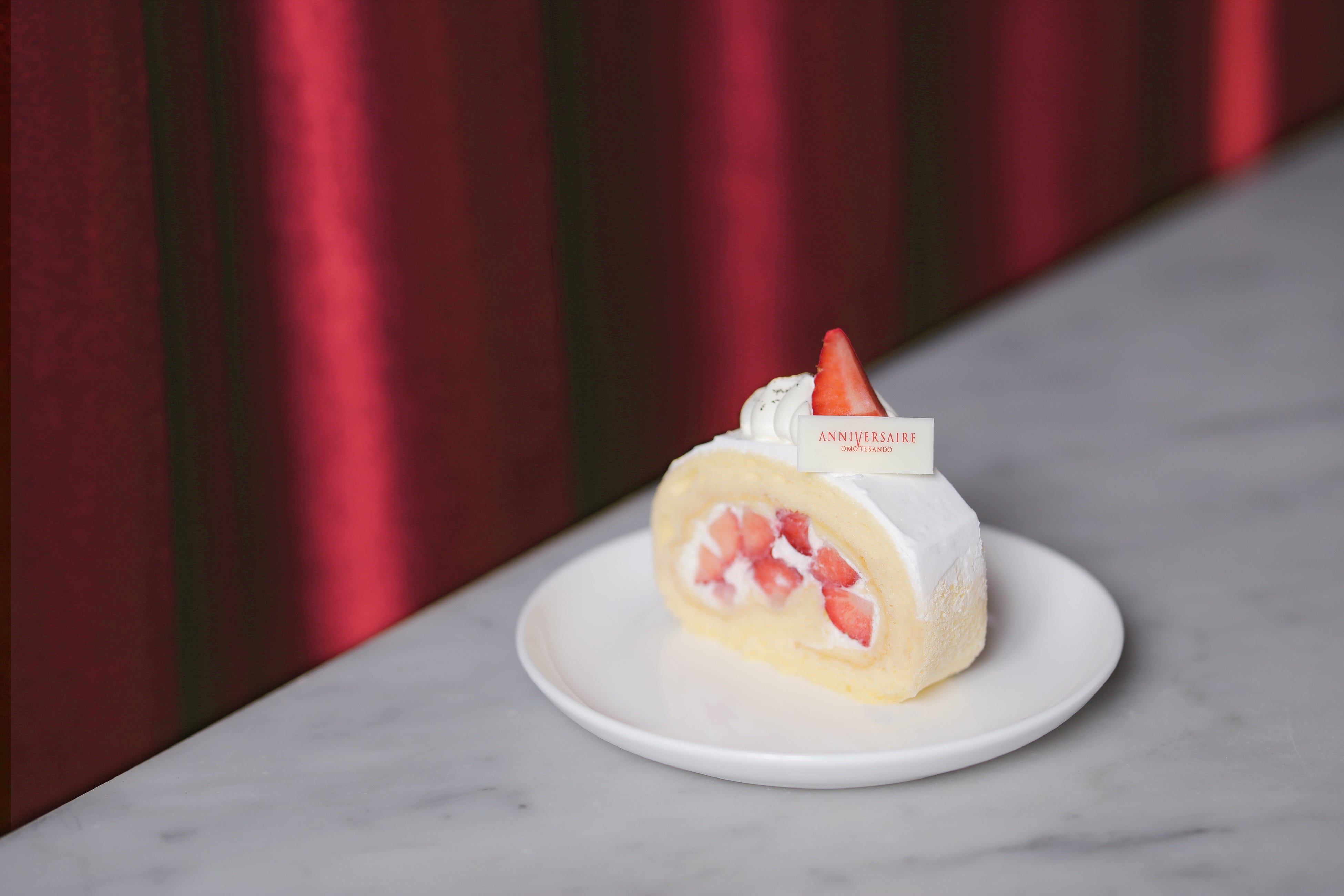 イチゴカフェ様 ネコデいちごパフェ🍓 〜白猫すずと黒猫ナイト〜 こんにちは