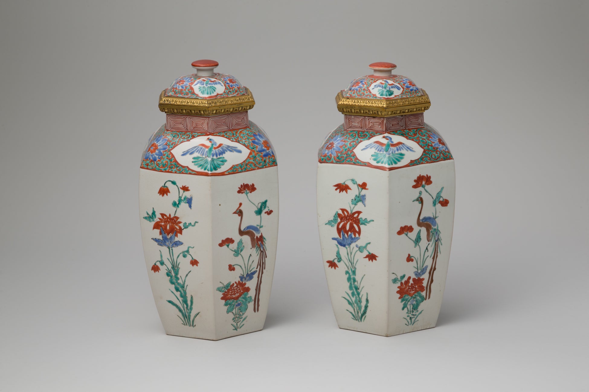 色絵花鳥文六角壺 (いろえ かちょうもん ろっかくつぼ)    肥前 有田 南川原山 1670~1690年代 佐賀県立九州陶磁文化館所蔵