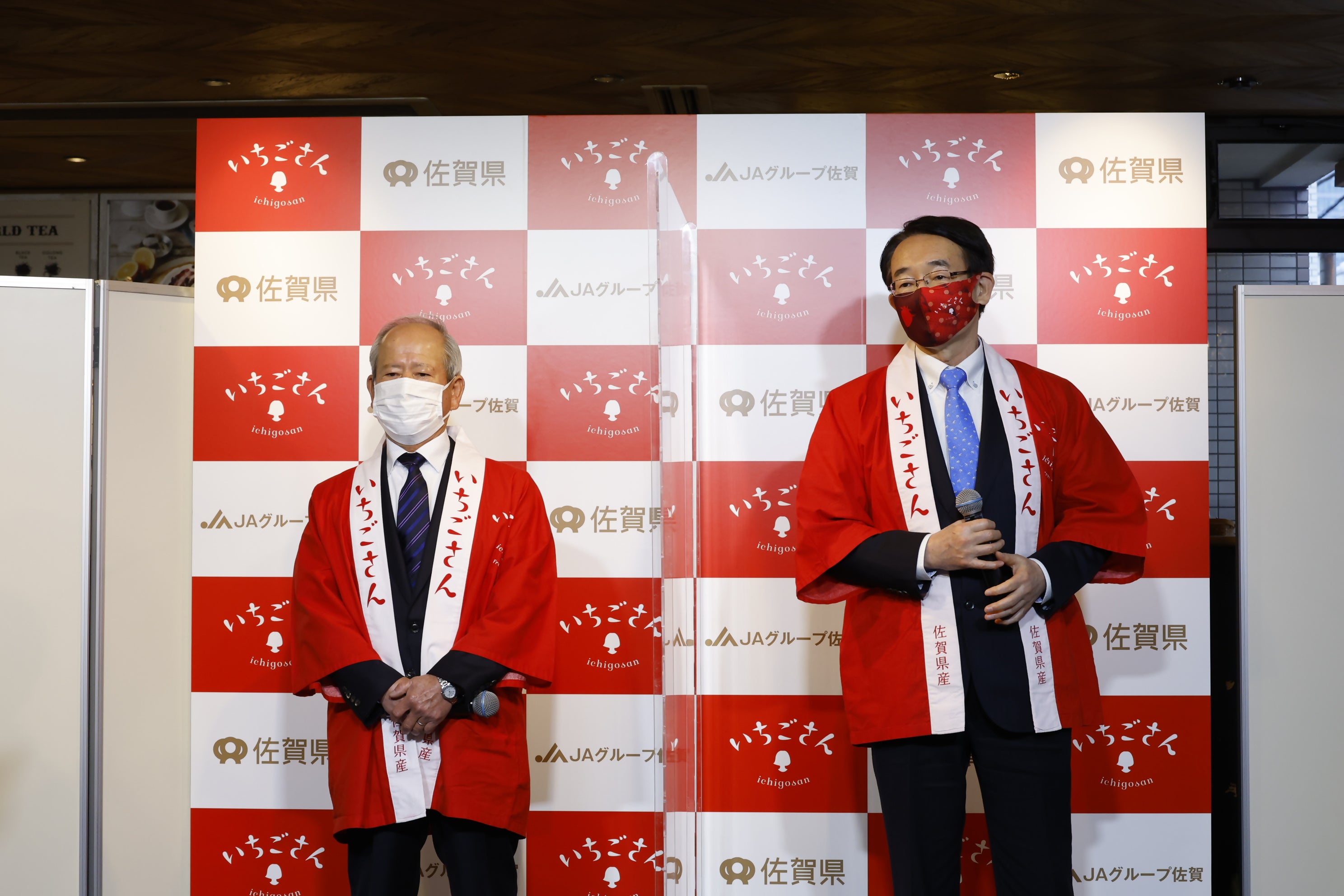 （左）「いちごさん」の⽣産者代表 森和生さん・（右）佐賀県農業協同組合 楠副組合⻑の挨拶