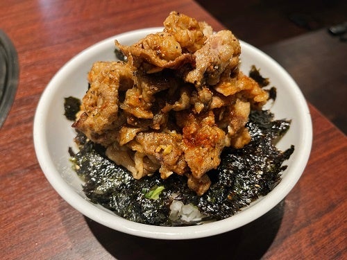 3種のスタミナ焼肉を合わせて、カルビ専用ご飯にドンと乗せるJSD（ジャンクサミット丼）