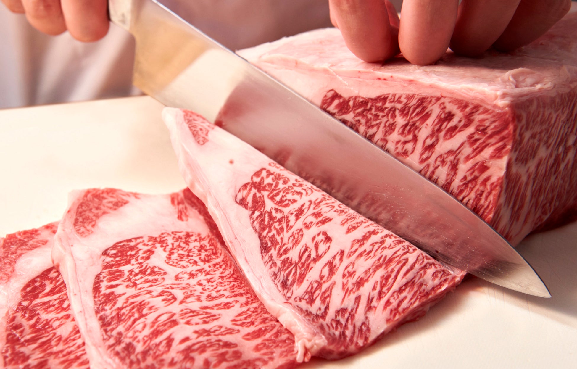 大阪に初出店!厳選した黒毛和牛や熟成肉が食べ放題で楽しめる「牛角食べ放題専門店」