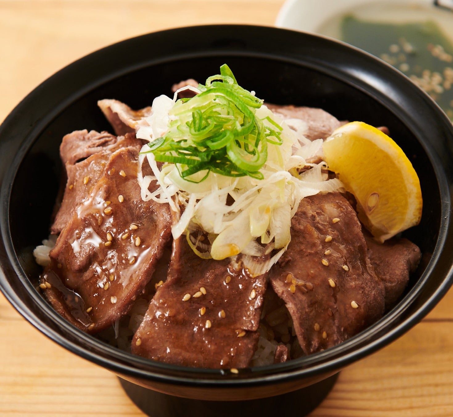 ■ねぎ塩豚タン丼 790円(税込869円)