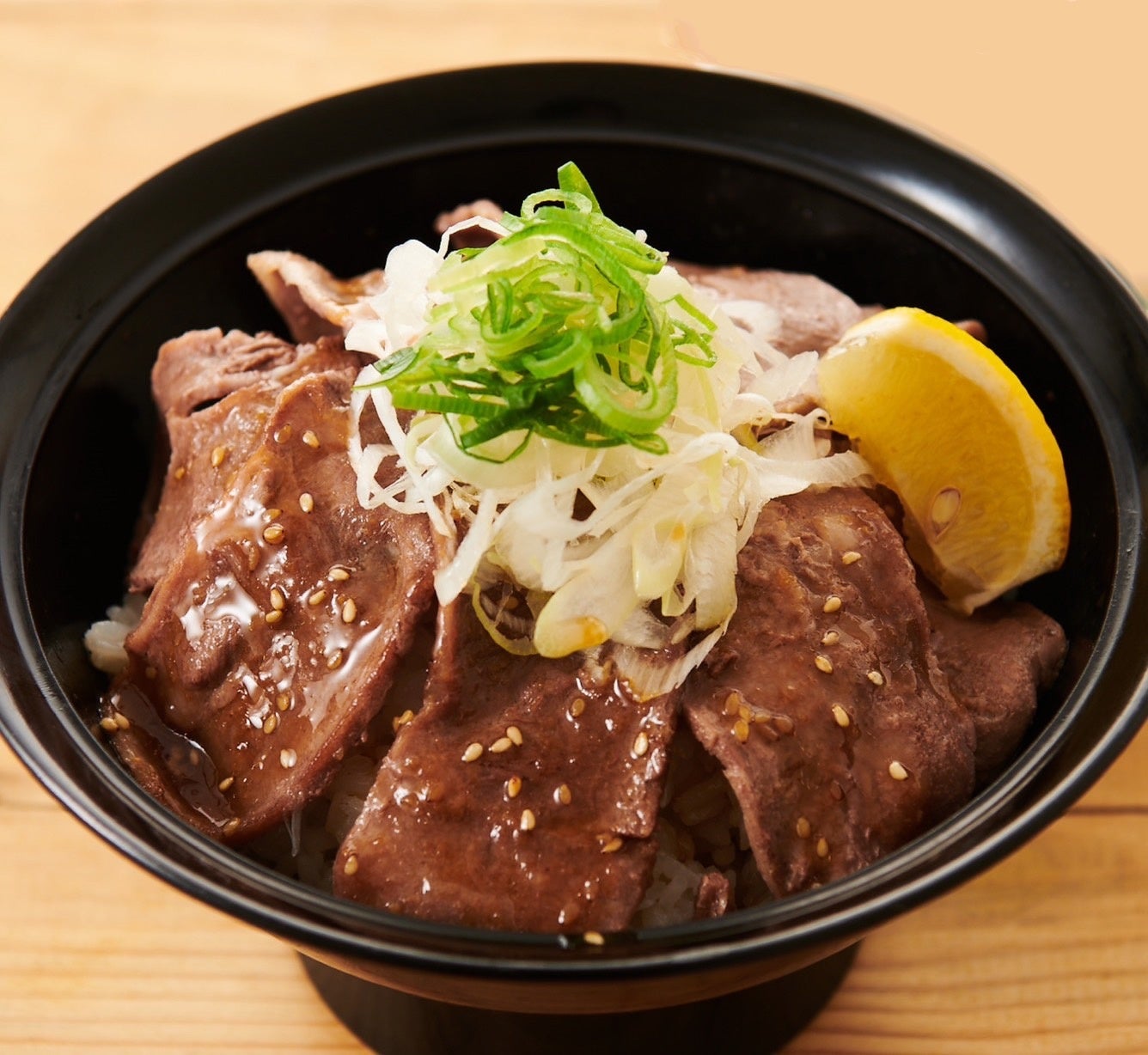 ■ねぎ塩豚タン丼　790円（税込869円）