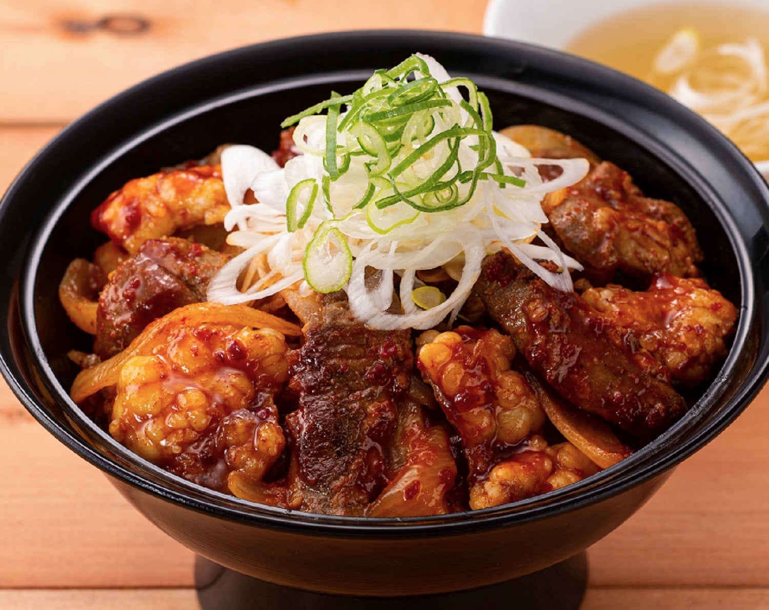 旨辛ホルモン・ハラミ丼 （スープ付き） 880円（税込968円）