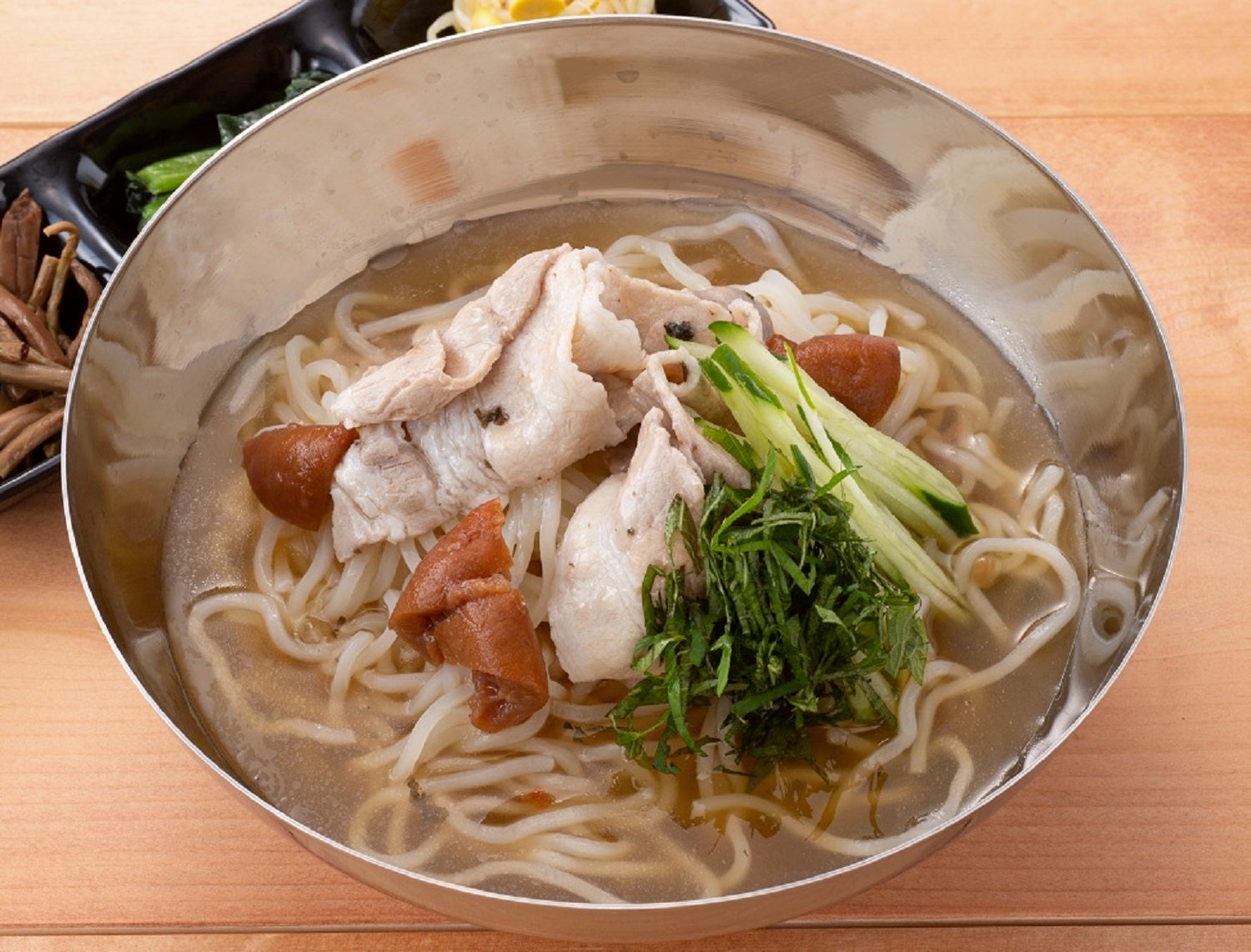 ■梅しそ冷麺 （3種ナムル付き）790円（税込869円）