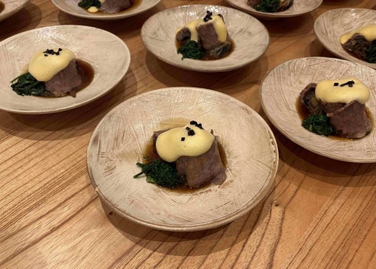 産地の食材を活用した料理の提供「博多和牛のすき焼きロールトリュフの泡たまご」