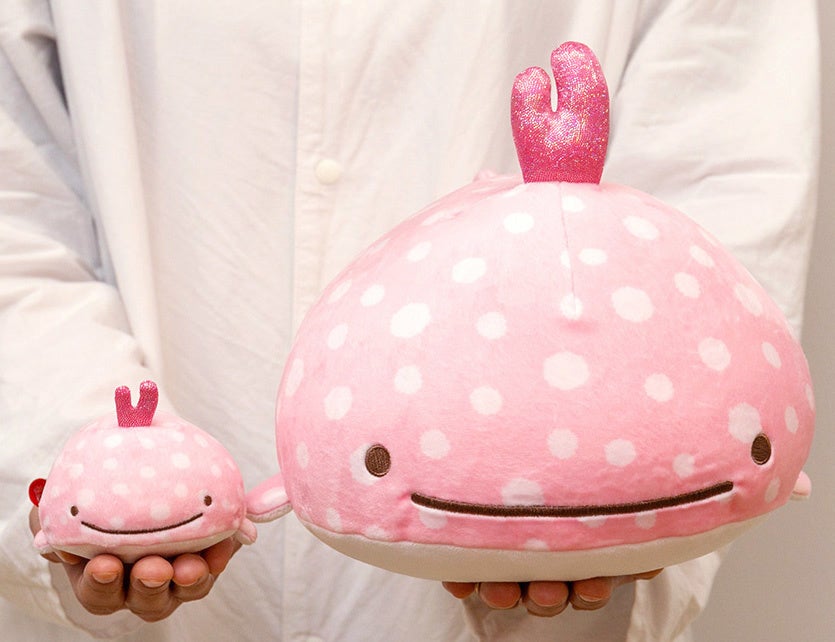 岩下の新生姜 じんべえさん コラボぬいぐるみが22年3月30日発売 サンエックス株式会社のプレスリリース 岩下の新生姜 じんべえさん コラボぬいぐるみが22年3月30日発売 サンエックス株式会社のプレスリリース
