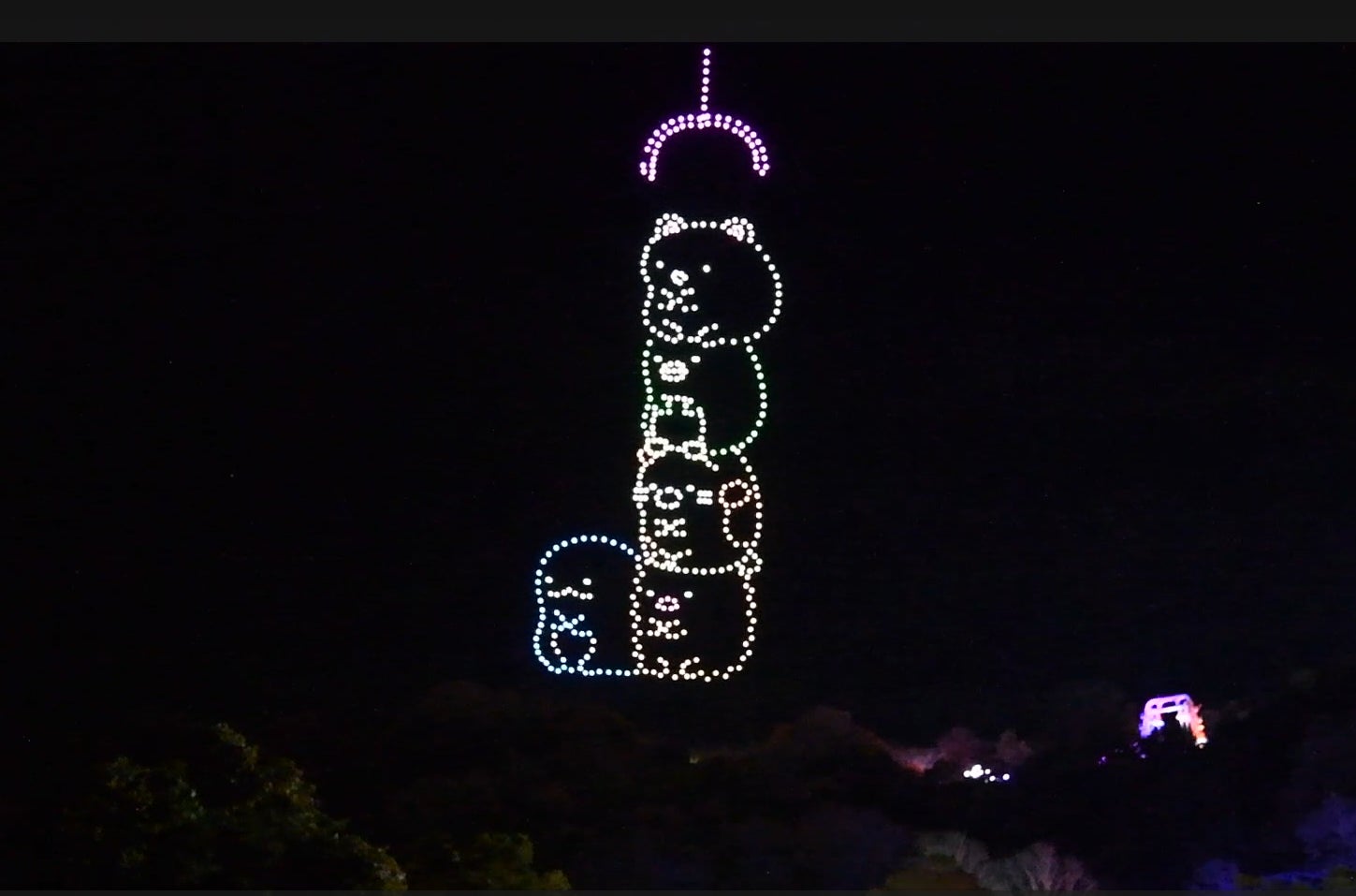 関東三大イルミネーション「さがみ湖イルミリオン」 約500機のドローンで、すみっコぐらしのキャラクターが夜空を彩る 「すみっコぐらしさがみ湖ドローンライトショー」が開催! | サンエックス株式会社のプレスリリース